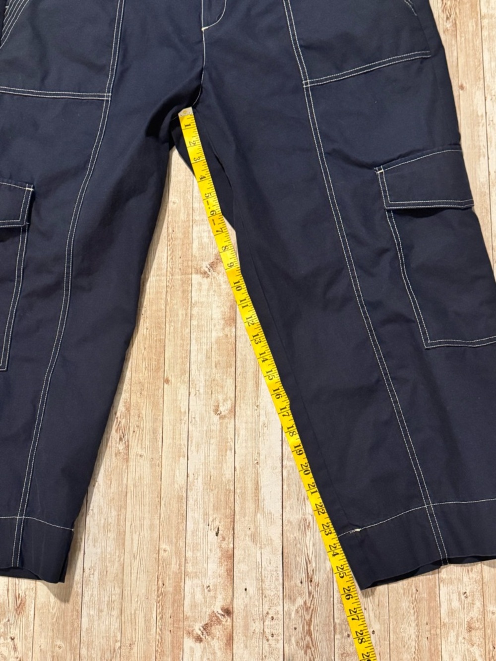 Free Assembly Women's Navy Wide-Leg Cargo Pants with Contrast Stitching - Picture 5 of 8